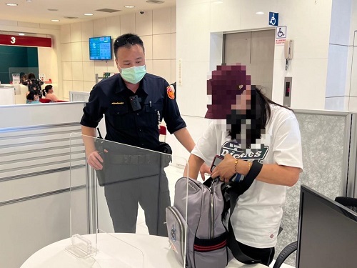 網路男友假送禮卡海關女子急欲匯款　警察與行員聯合即時阻詐